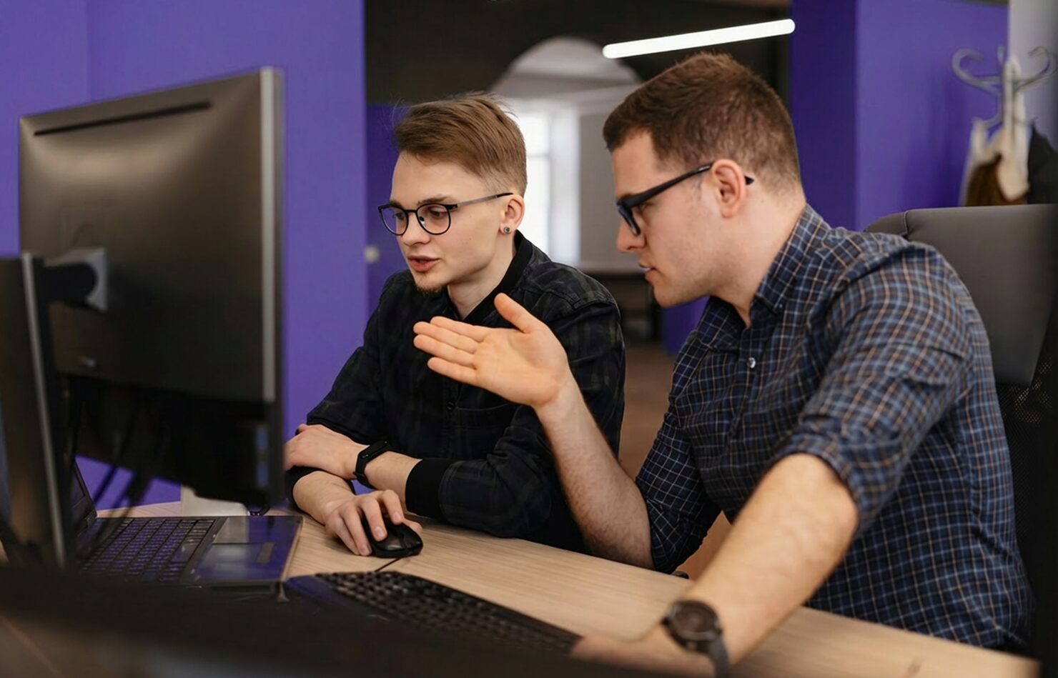 Учебная платформа MyStat на ноутбуке и телефоне: расписание, оценки и материалы занятий